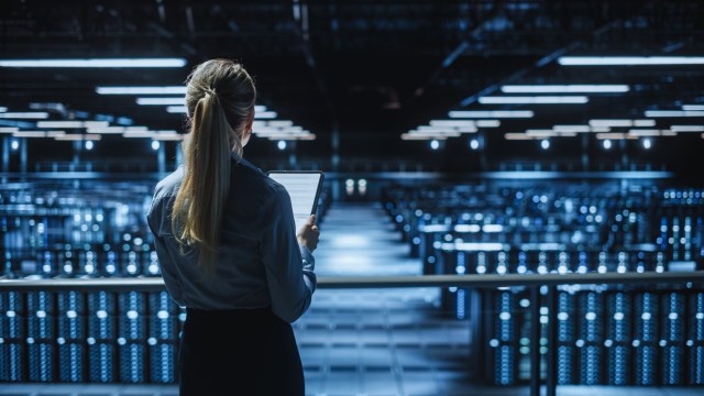 IT specialist overseeing a large-scale data center — IDC research on enterprise resilience operations